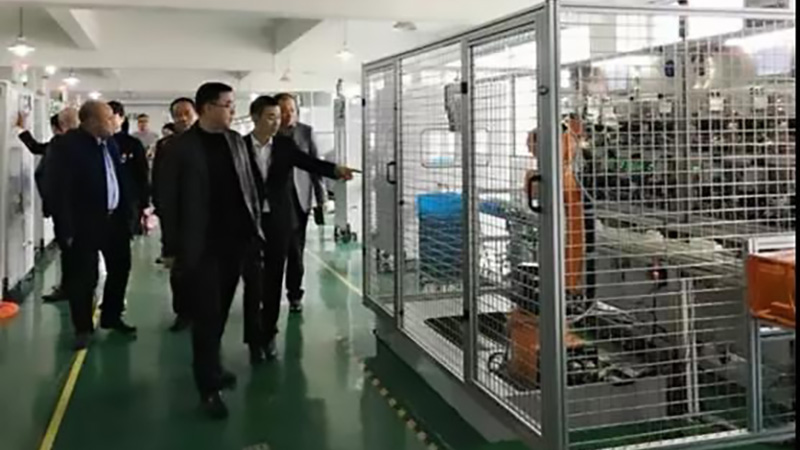柳市鎮(zhèn)黨委書記蒞臨車間參觀指導(dǎo)